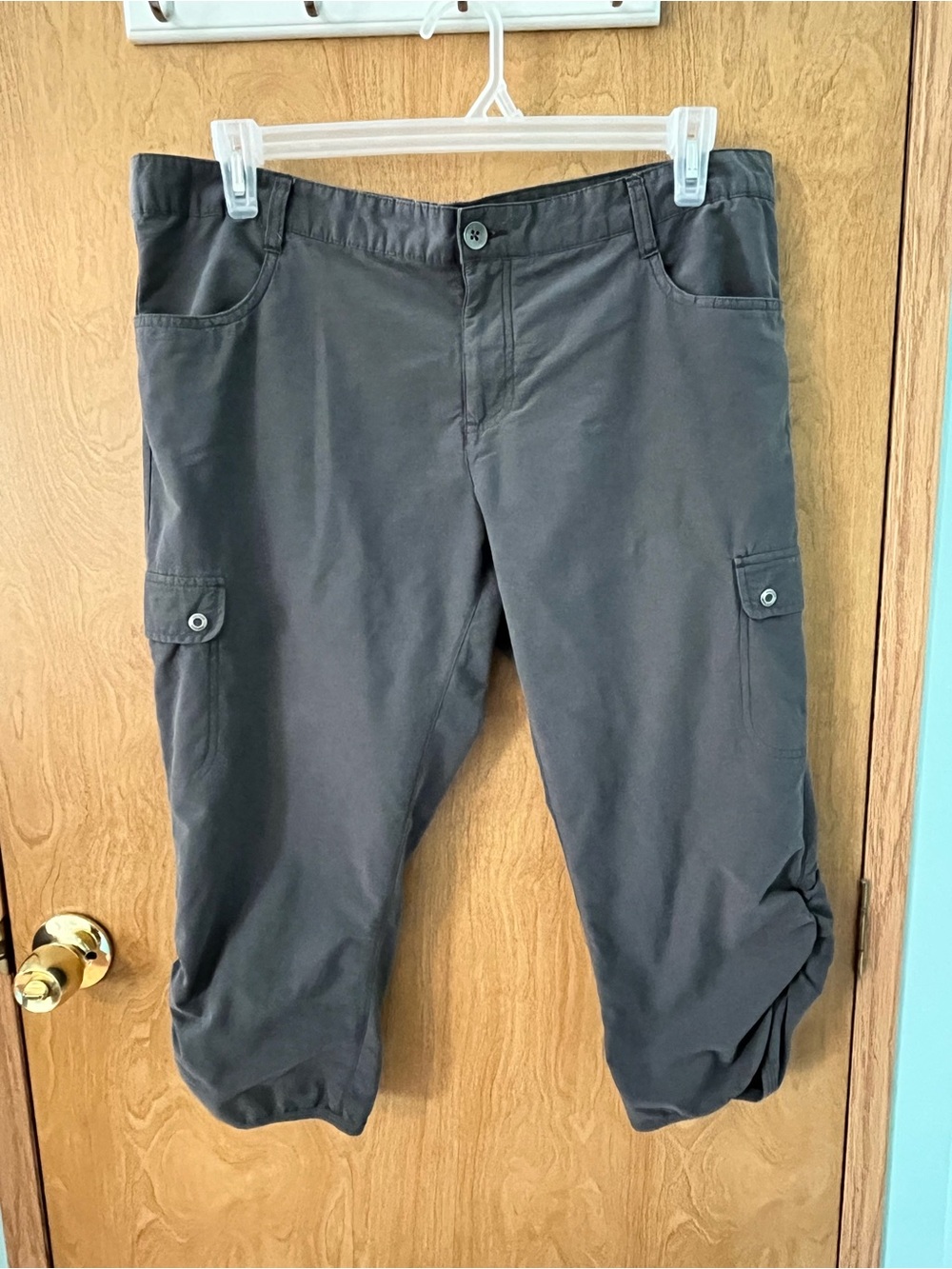 Woolrich Women’s Charcoal Gray Cargo Capri Pants 6 Pockets Size 12 Waist 38”EUC